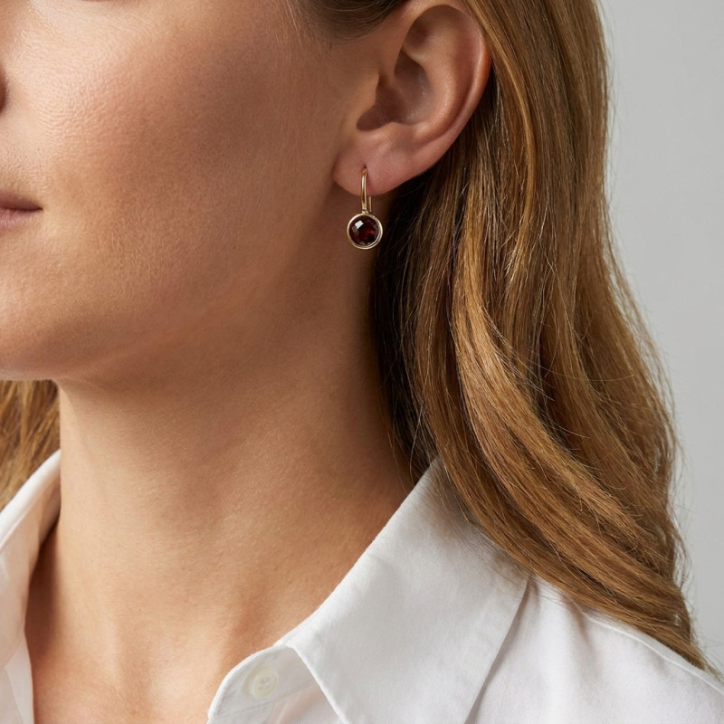 Boucles d'oreilles Or Jaune Grenat Rond 8mm porté
