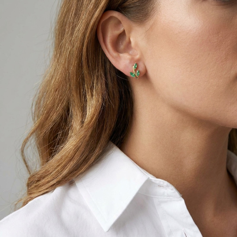 Boucles d'oreilles Or  Jaune motif Fleur  Emeraude  porté