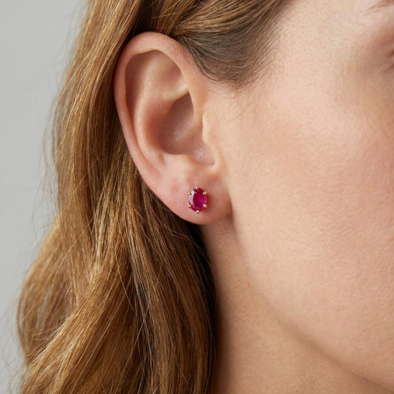 Boucles d'oreilles Or Jaune Rubis Ovales 6x4mm porté