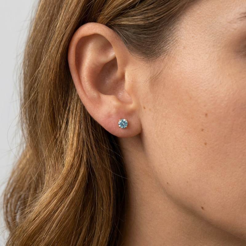 Boucles d'oreilles Or Jaune Topaze Bleue Traitée 4mm porté