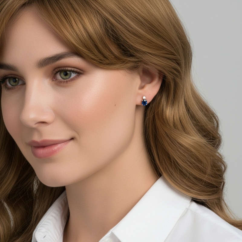 Boucles d'oreilles Or Saphir 5x4mm et oxyde de zirconium porté