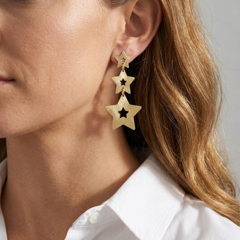 Boucles d'oreilles Penantes Argent Doré Etoiles Brossées en Chutte porté