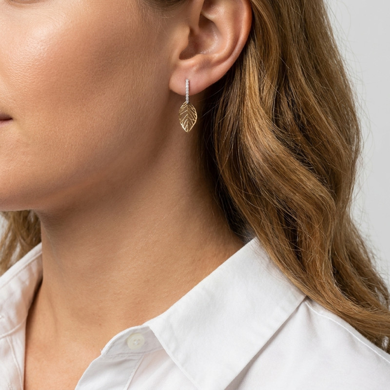 Boucles d'oreilles pendantes 2 Ors 375 Feuilles et Oxydes porté