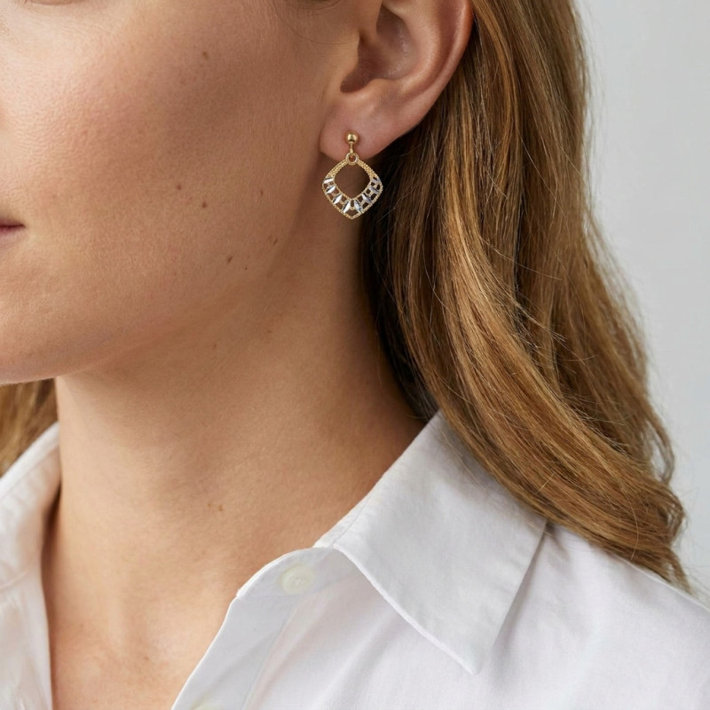 Boucles d'oreilles pendantes 2 ors 375 losange porté