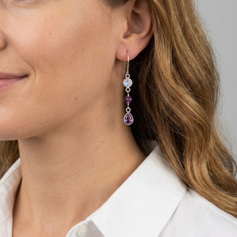 Boucles d'oreilles pendantes Améthystes et Labradorite porté