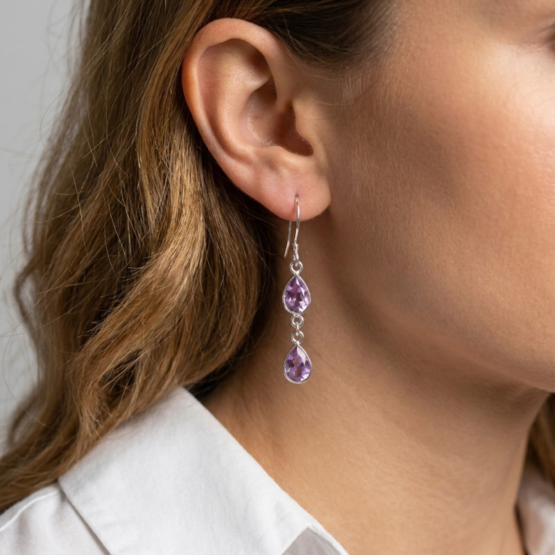 Boucles d'oreilles pendantes Améthystes poires porté