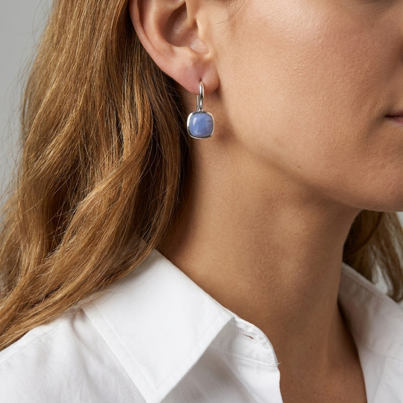 Boucles d'oreilles Pendantes Argent 925 Calcédoine Bleue Coussin 10x10mm porté