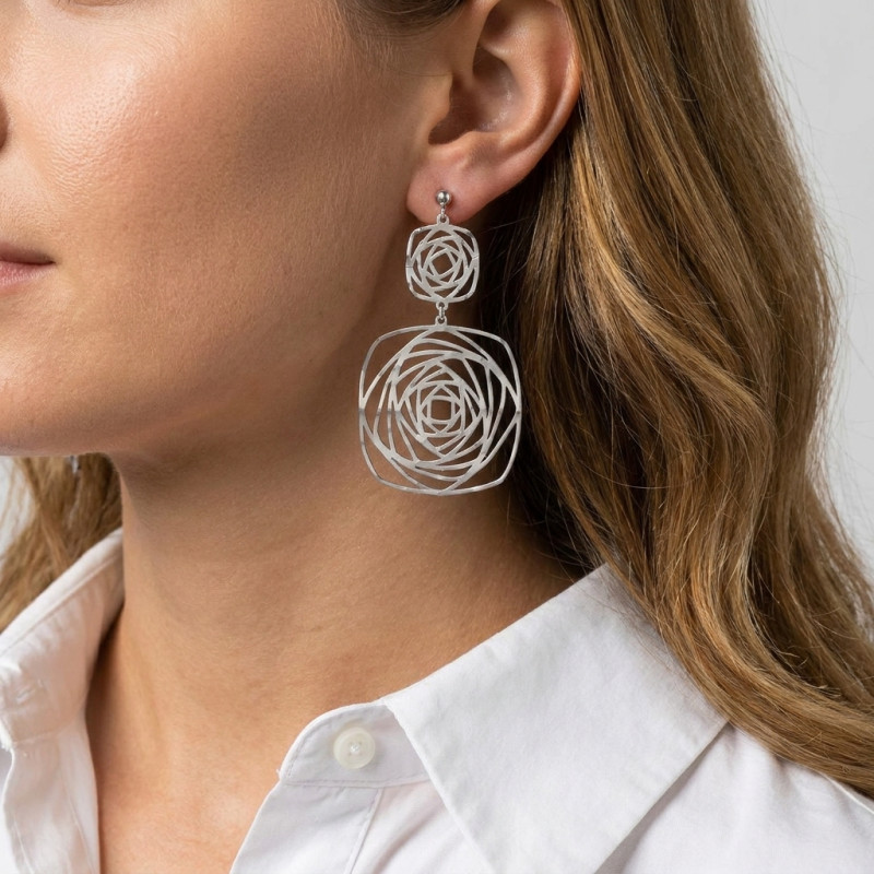 Boucles d'oreilles pendantes Argent 925 Carrés en spirale porté