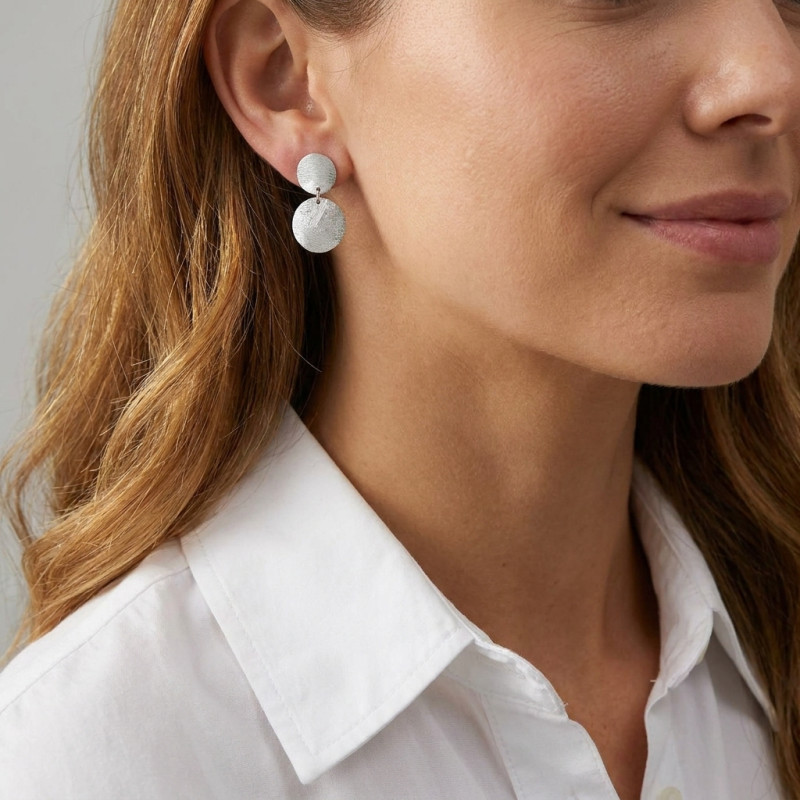 Boucles d'oreilles pendantes Argent 925 Cercles brossés porté