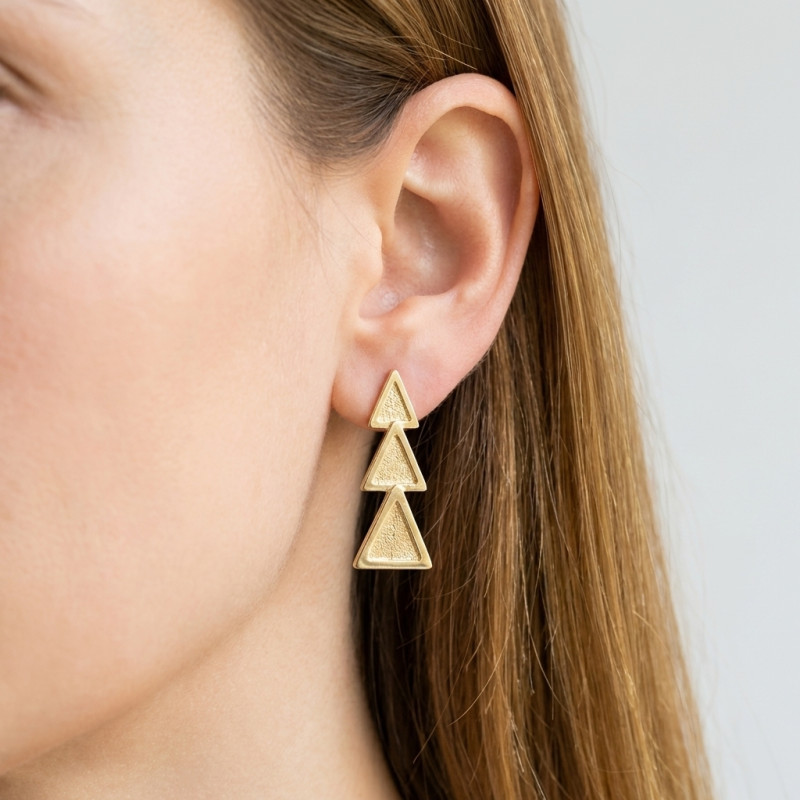 Boucles d'oreilles pendantes Argent 925 doré Trio de triangles porté