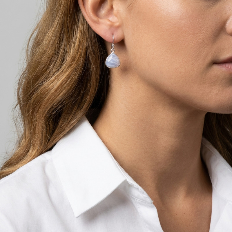 Boucles d'oreilles Pendantes Argent 925 et Calcédoine Triangulaire 10mm porté