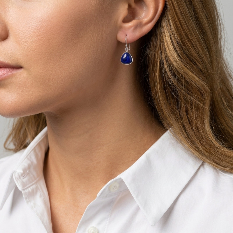 Boucles d'oreilles Pendantes Argent 925 et Lapis Lazuli Triangulaire 10mm porté