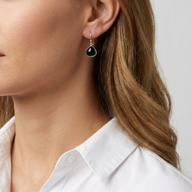 Boucles d'oreilles Pendantes Argent 925 et Onyx Triangulaire 10mm porté