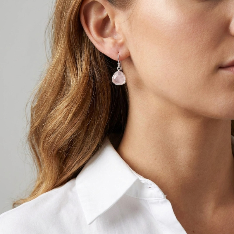 Boucles d'oreilles Pendantes Argent 925 et Quartz Rose Triangulaire 10mm porté
