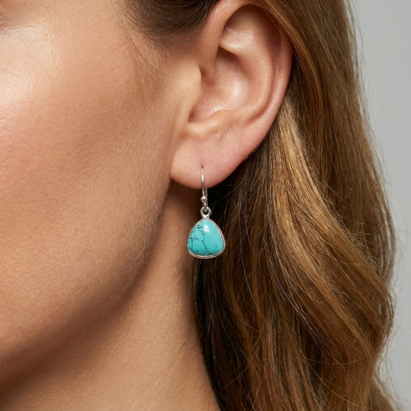 Boucles d'oreilles Pendantes Argent 925 et Turquoise Reconstituée Triangulaire 10mm porté