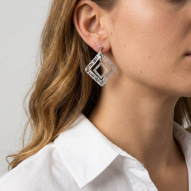 Boucles d'oreilles pendantes Argent 925 Losanges texturés porté