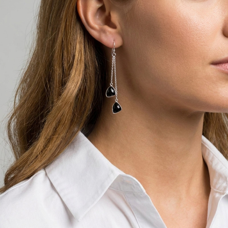 Boucles d'oreilles Pendantes Argent 925 Onyx Triangulaires porté