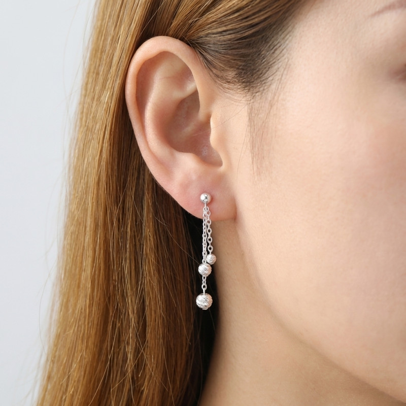 Boucles d'oreilles pendantes Argent 925 rhodié 3 chaînettes boules ciselées porté