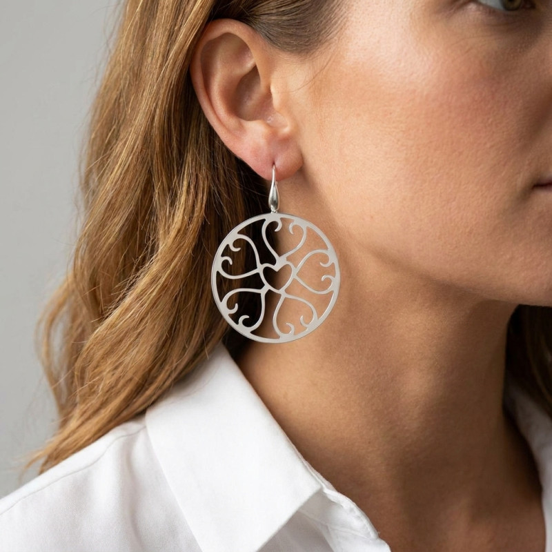 Boucles d'oreilles pendantes argent coeurs porté