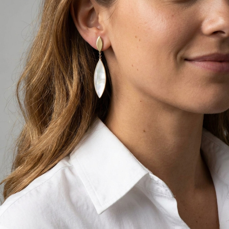 Boucles d'oreilles pendantes Argent doré navette en nacre porté