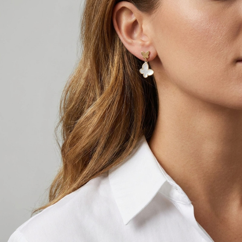 Boucles d'oreilles Pendantes Argent Doré Papillon et Nacre porté