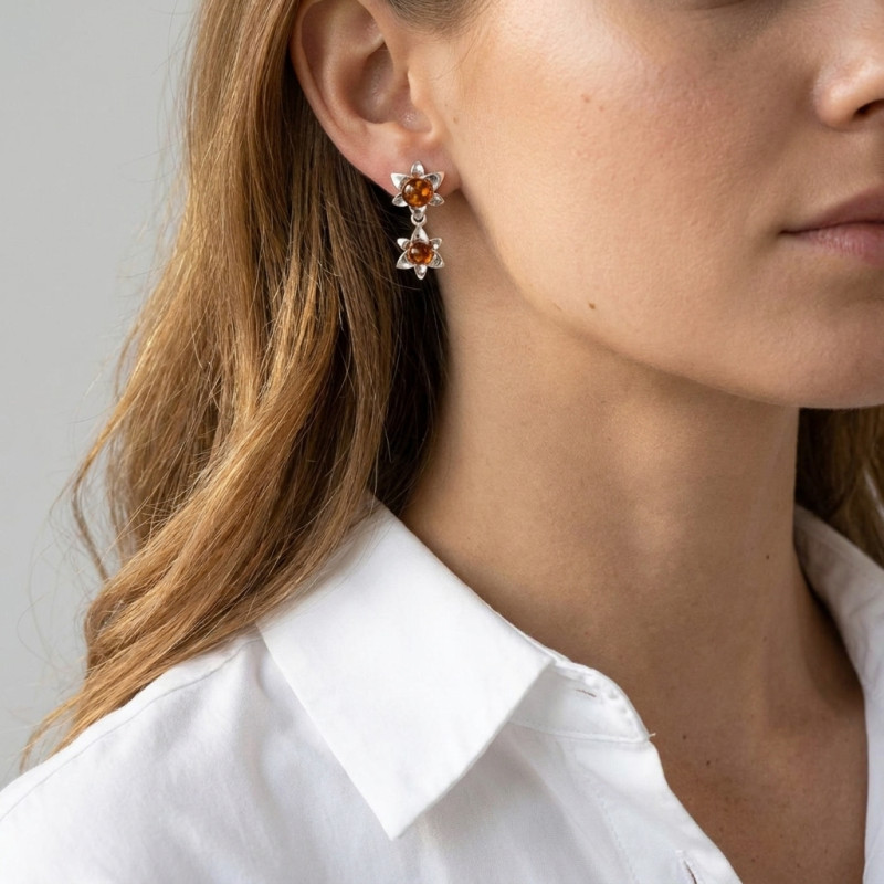 Boucles d'oreilles pendantes argent et ambre fleur porté