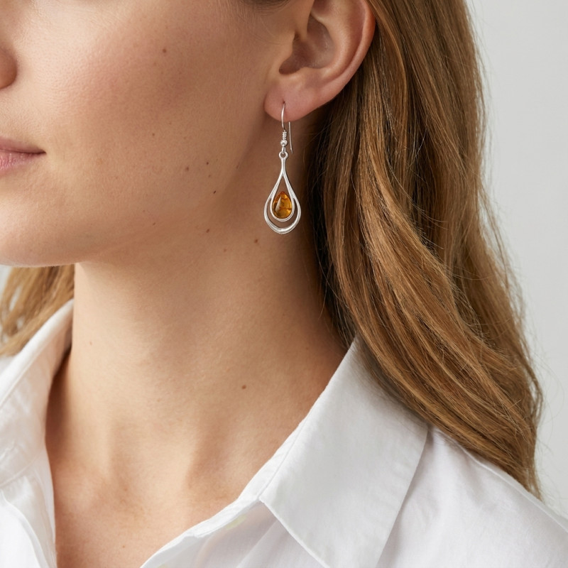 Boucles d'oreilles pendantes Argent et Ambre poire porté