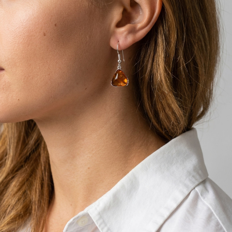 Boucles d'oreilles pendantes Argent et Ambre triangulaire porté