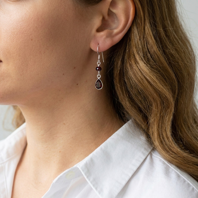Boucles d'oreilles pendantes Argent et Grenat porté