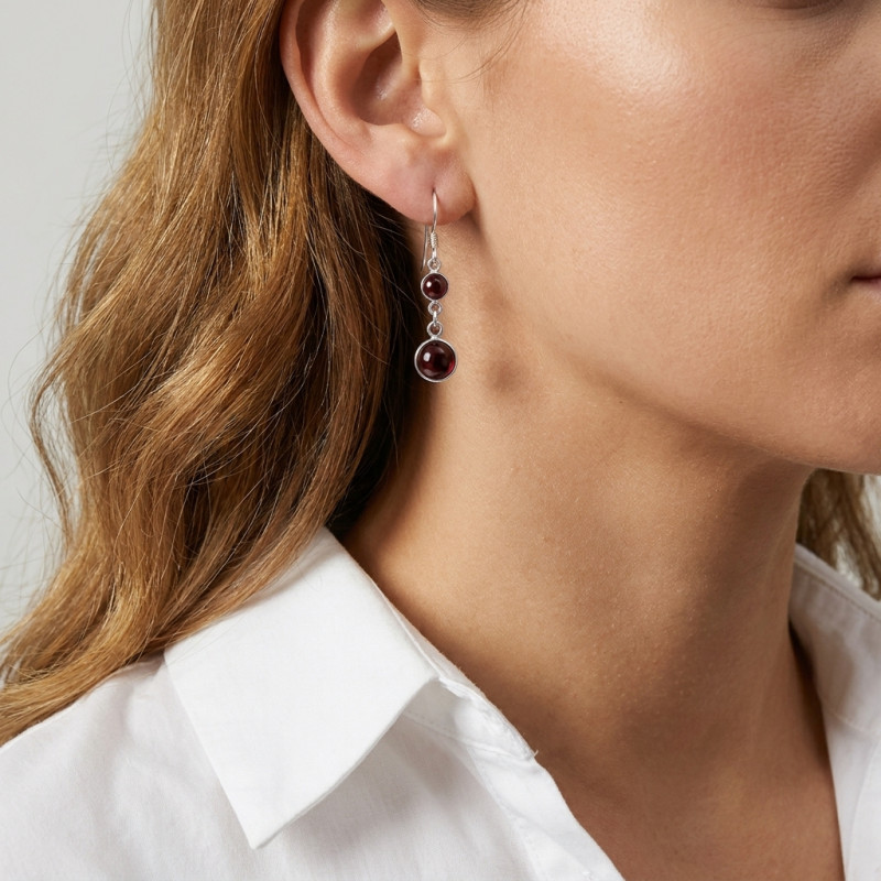 Boucles d'oreilles pendantes Argent et Grenat porté