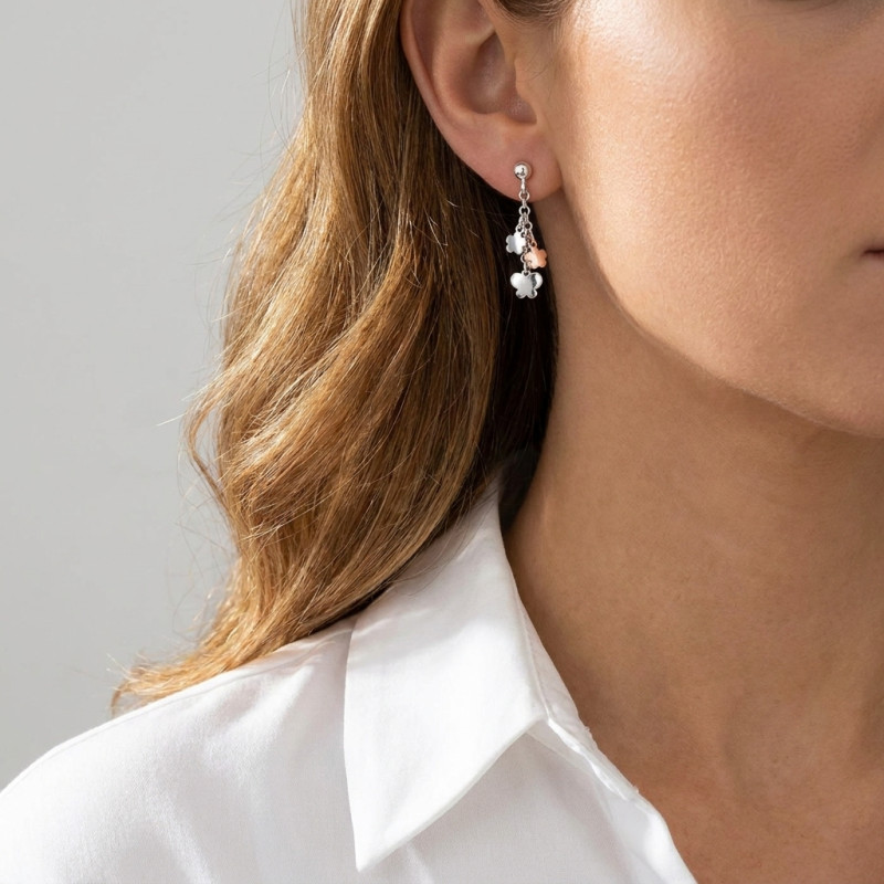 Boucles d'oreilles pendantes argent rhodié 2 tons fleurs et papillon porté