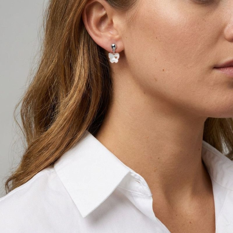 Boucles d'oreilles pendantes Argent Rhodié 2 tons papillon en nacre porté