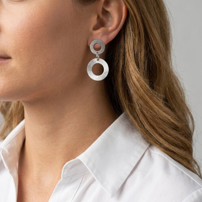 Boucles d'oreilles Pendantes Argent Rhodié Brossé Cercles porté
