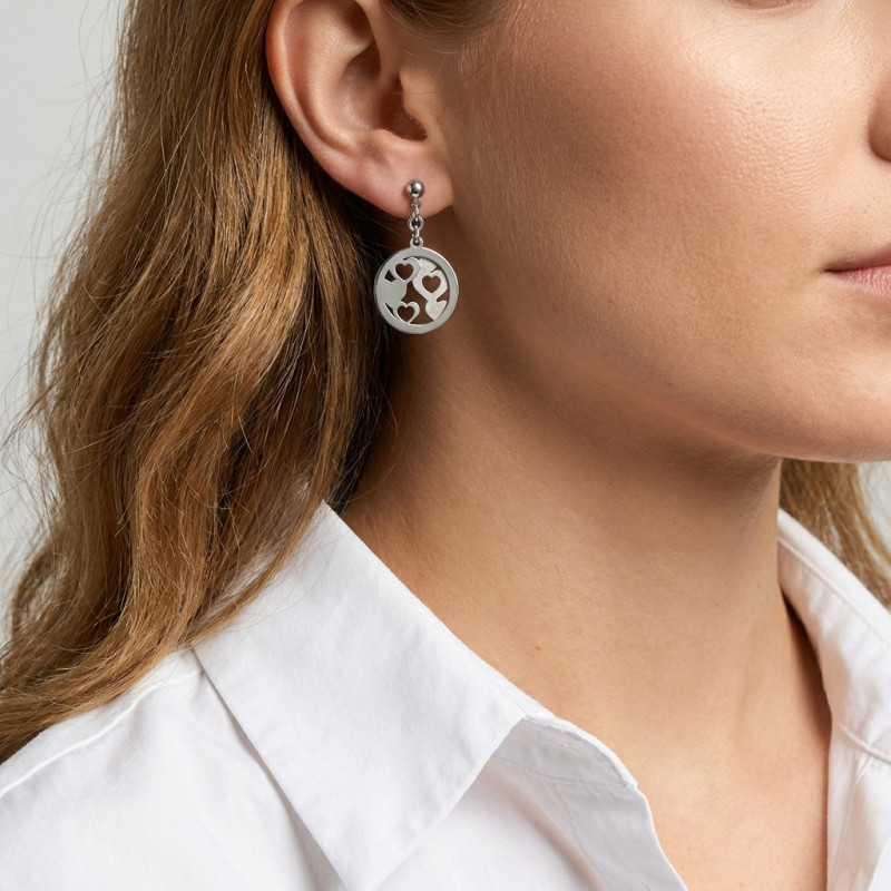 Boucles d'oreilles pendantes Argent Rhodié coeurs dans un cercle porté