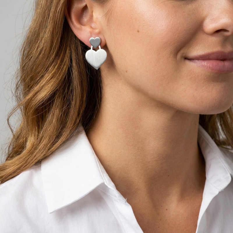 Boucles d'oreilles pendantes argent rhodié coeurs porté