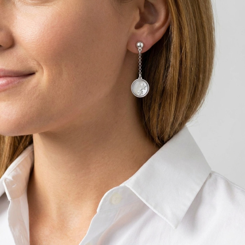 Boucles d'oreilles pendantes argent rhodié étoile et nacre porté