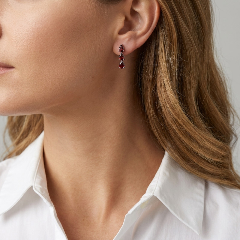 Boucles d'oreilles Pendantes Argent Rhodié Grenat Poire porté