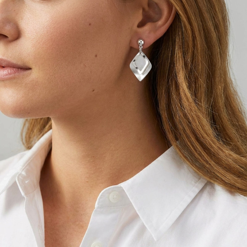 Boucles d'oreilles pendantes argent rhodié losanges porté
