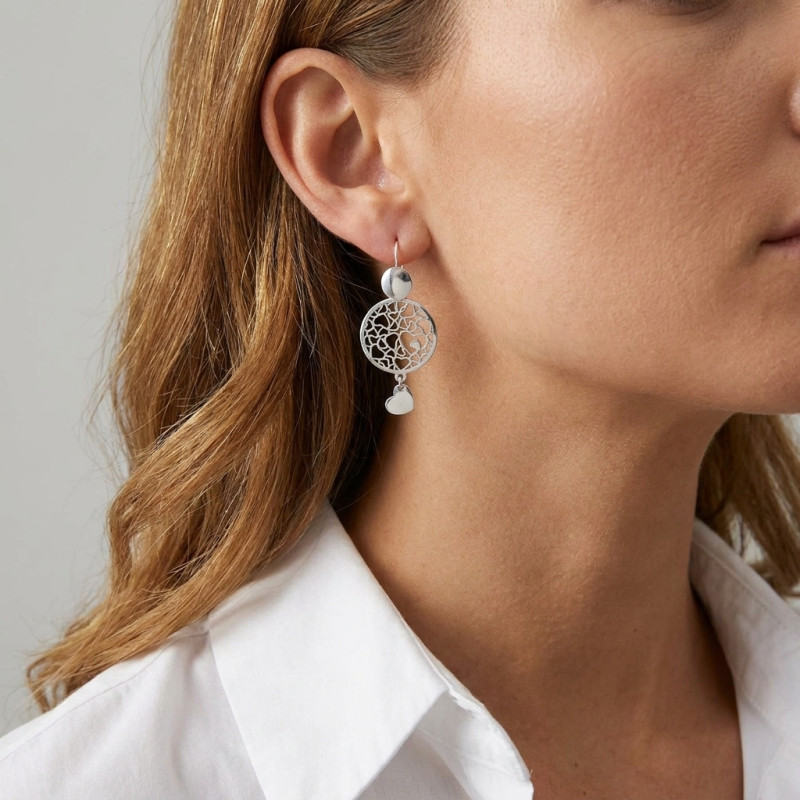 Boucles d'oreilles pendantes argent rhodié motifs ajourés et breloque coeurs porté