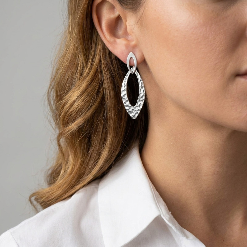 Boucles d'oreilles Pendantes Argent Rhodié Navette martelée porté