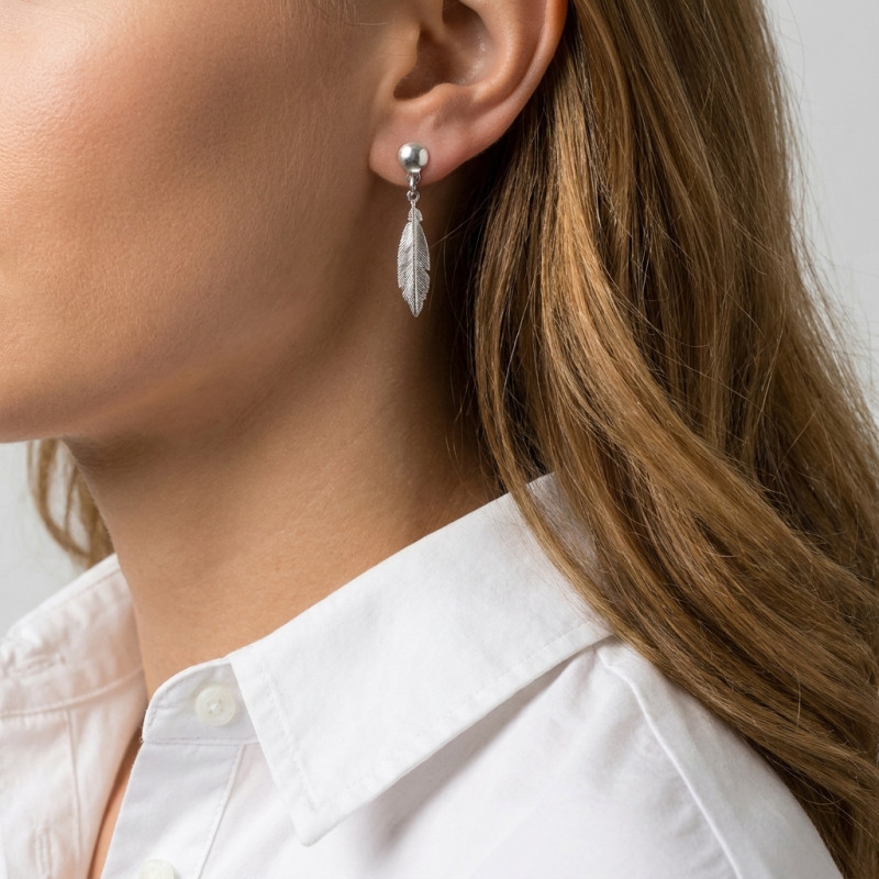 Boucles d'oreilles pendantes argent rhodié plume porté