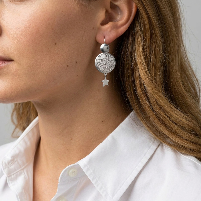 Boucles d'oreilles pendantes argent rhodié satinées motifs ajourés et breloque étoiles  porté