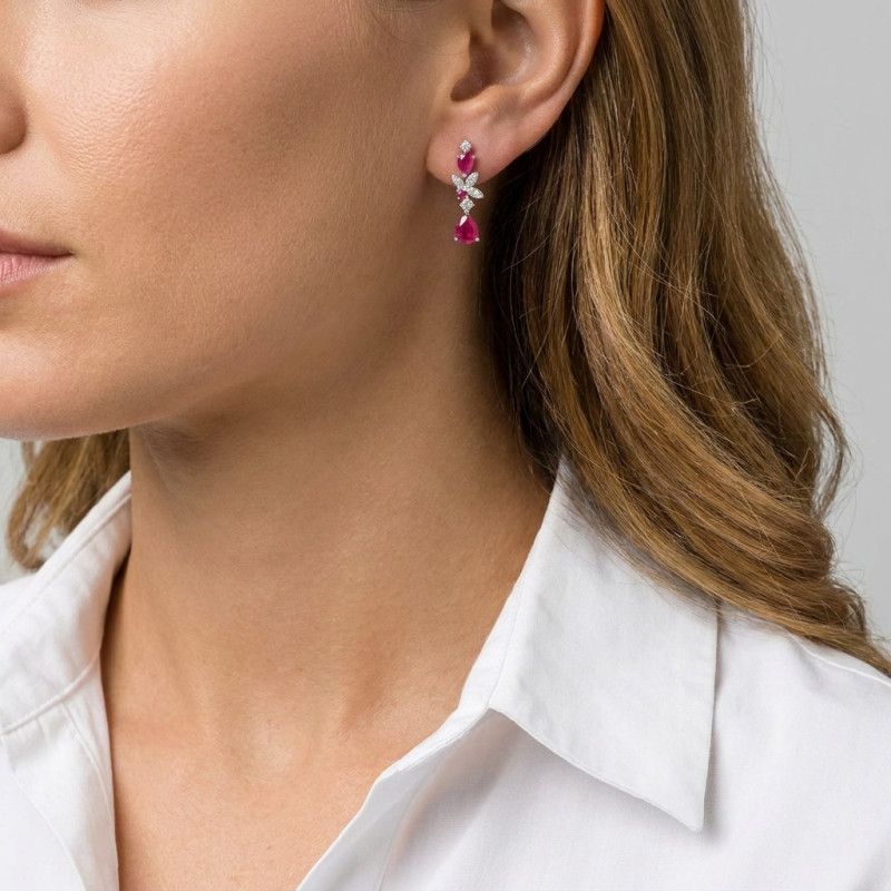 Boucles d'oreilles Pendantes Asymétriques en Or Blanc 750 Rubis et Diamant porté