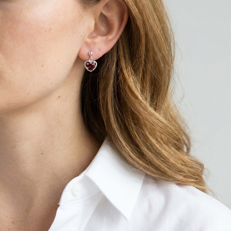 Boucles d'oreilles Pendantes Coeur en Argent 925 Rhodié et Grenat porté