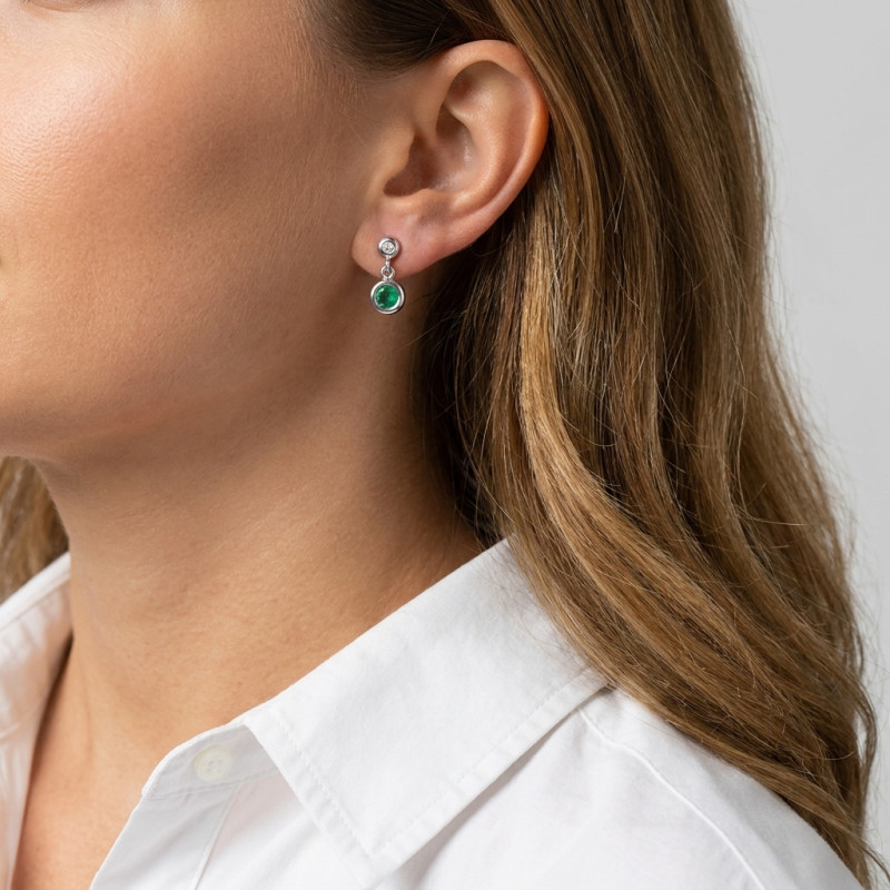 Boucles d'oreilles pendantes Emeraude et Diamant porté