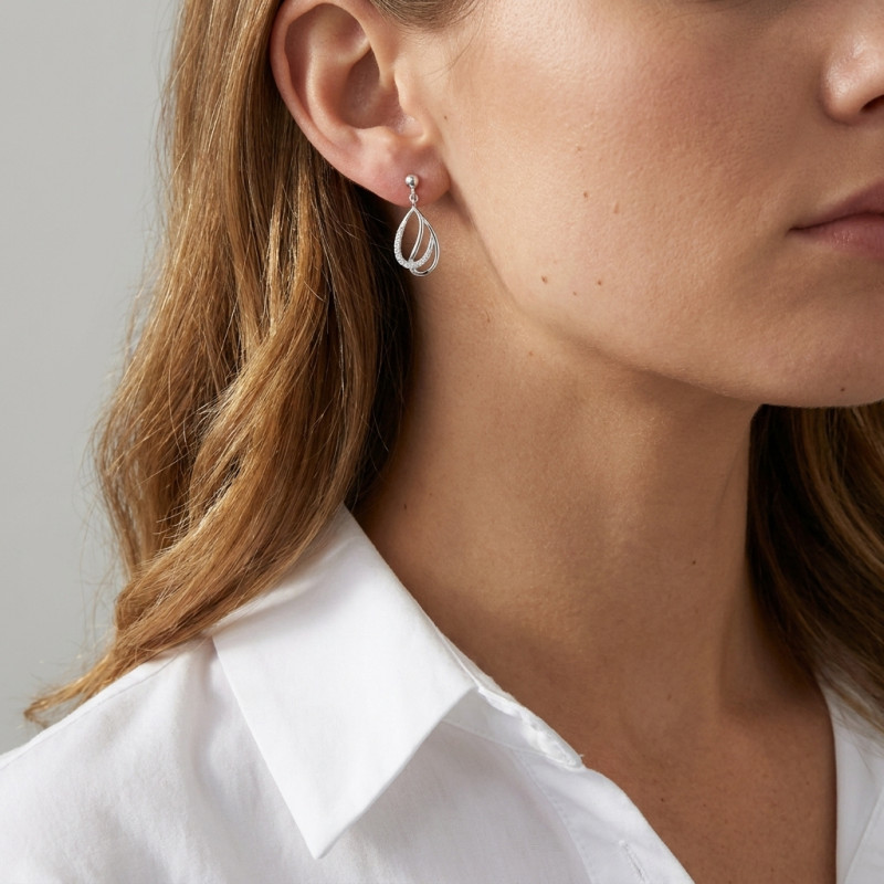 Boucles d'oreilles pendantes en Argent 925 rhodié et oxyde de zirconium porté