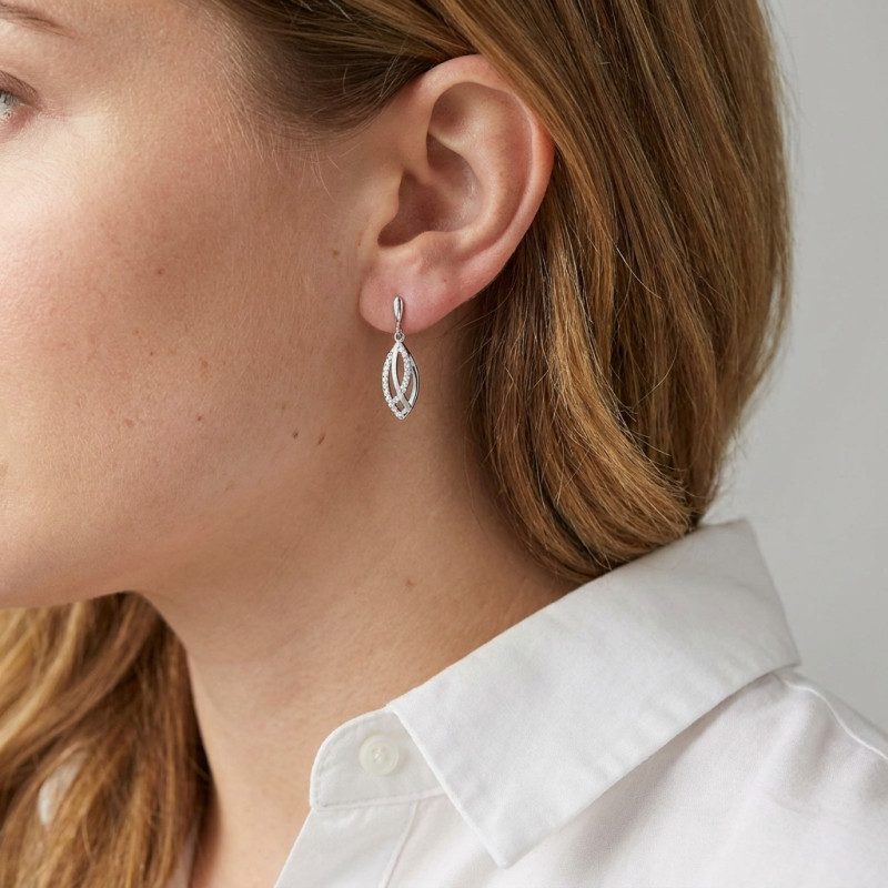 Boucles d'oreilles pendantes en Argent 925 rhodié et oxyde de zirconium porté