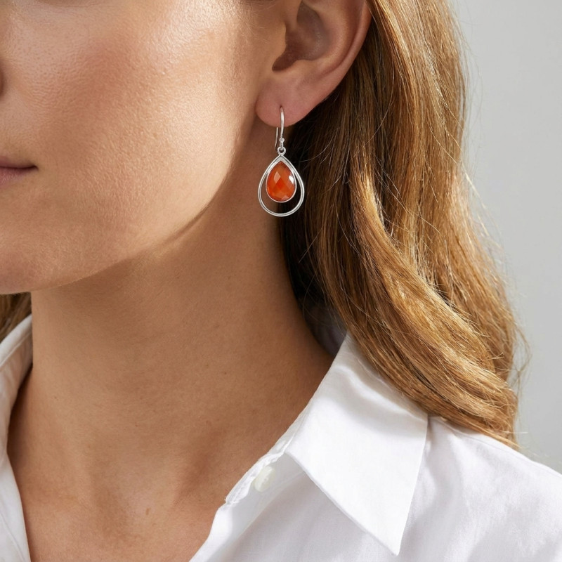 Boucles d'oreilles Pendantes en Argent et Cornaline porté