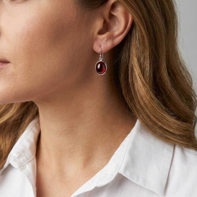 Boucles d'oreilles Pendantes en Argent et Grenat Ovale Cabochon 12x10mm porté