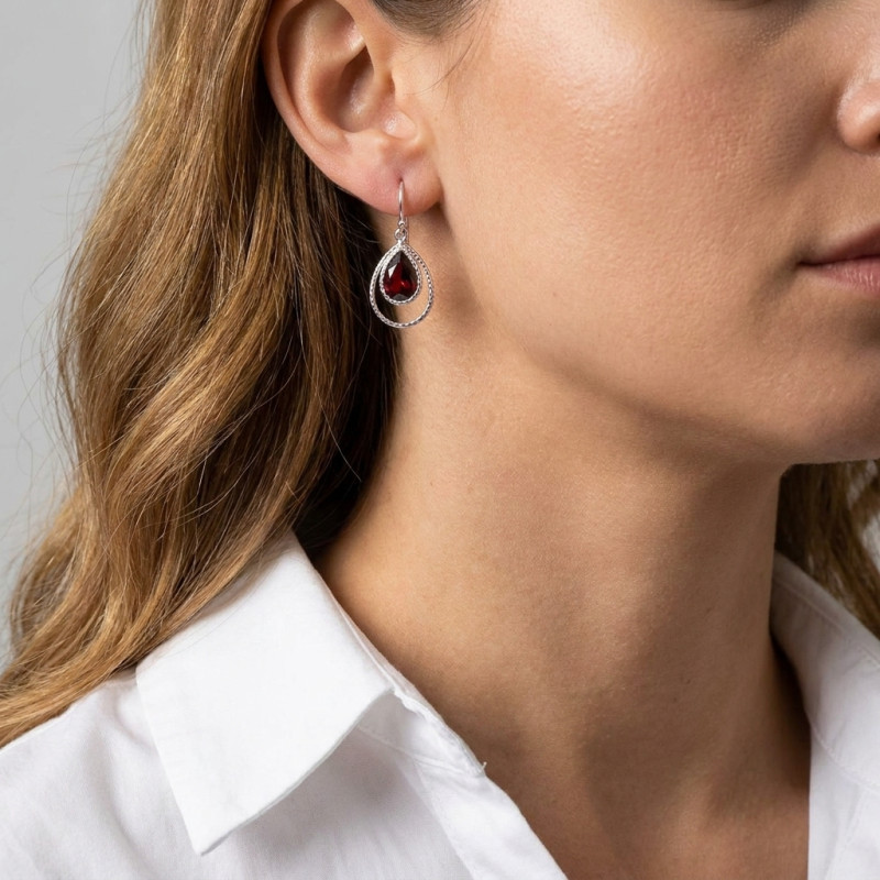Boucles d'oreilles Pendantes en Argent et Grenat Poire Cabochon porté